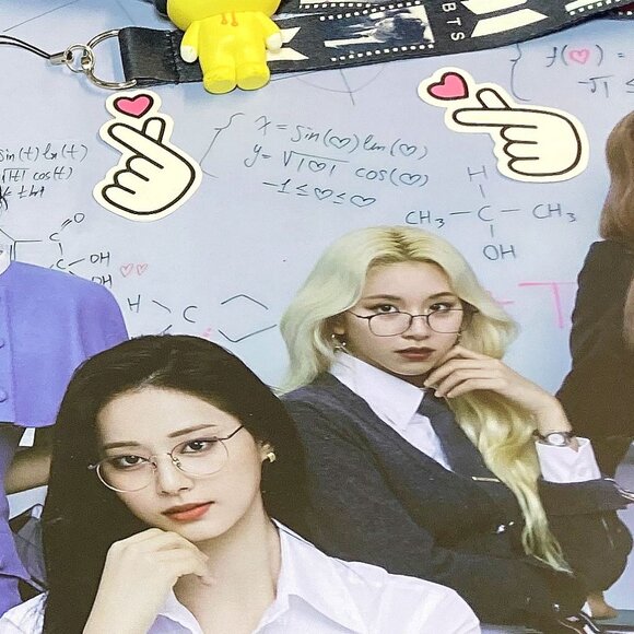 K-POP MUSIC LOT - BTS * TWICE - POSTER , BOOKS , STICKERS, TOYS - KPOP MIXED LOT - Picture 7 of 7